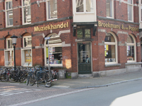 820513 Gezicht op de winkelpui van het hoekpand Korte Jansstraat 15 (Muziekhandel Broekmans & Van Poppel) te Utrecht; ...